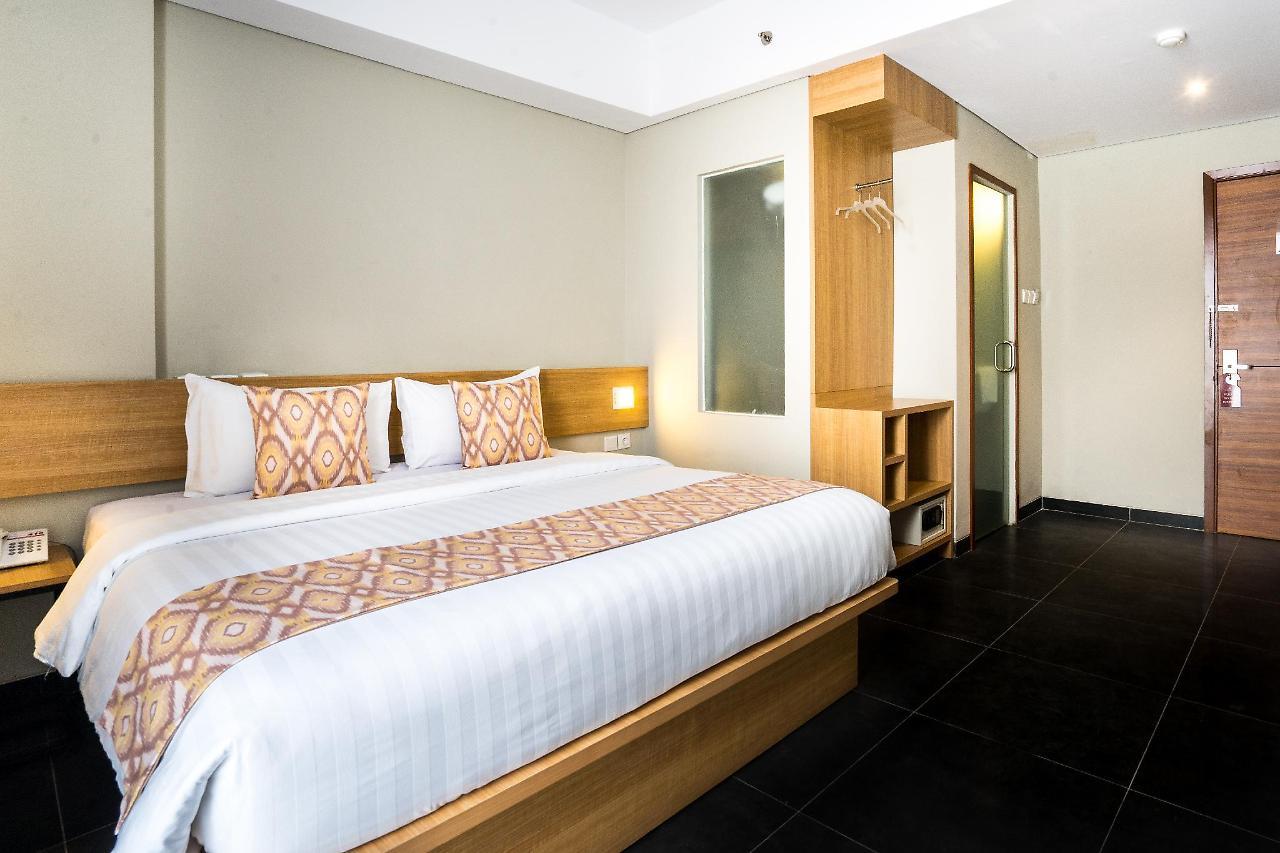 Maple Hotel Grogol Jakarta Extérieur photo