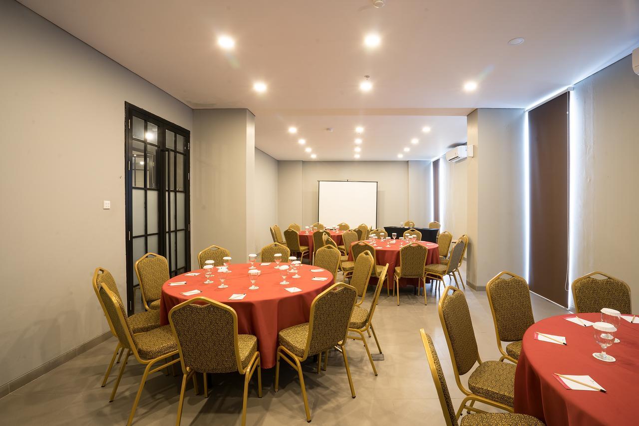 Maple Hotel Grogol Jakarta Extérieur photo