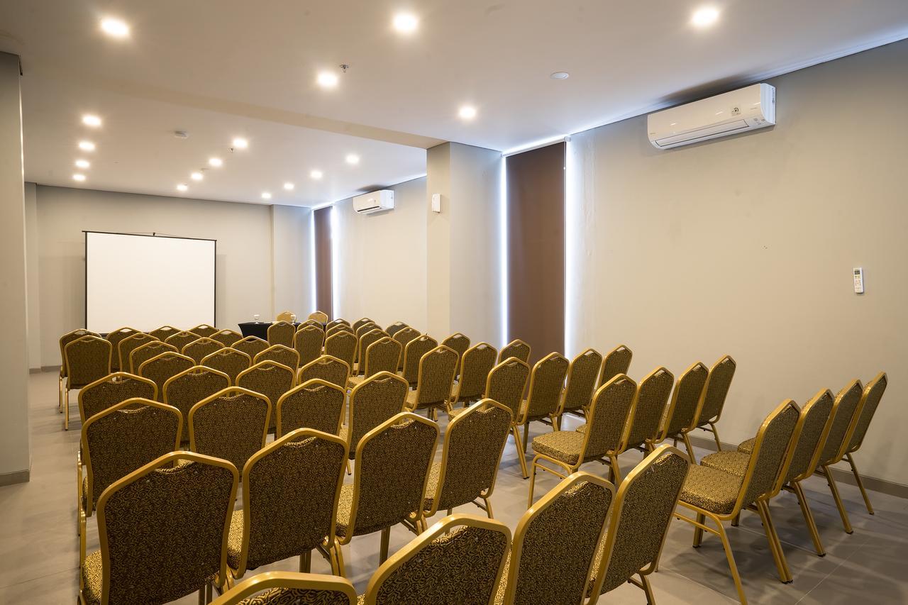 Maple Hotel Grogol Jakarta Extérieur photo