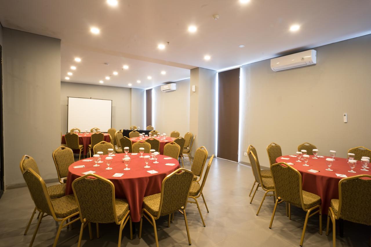 Maple Hotel Grogol Jakarta Extérieur photo